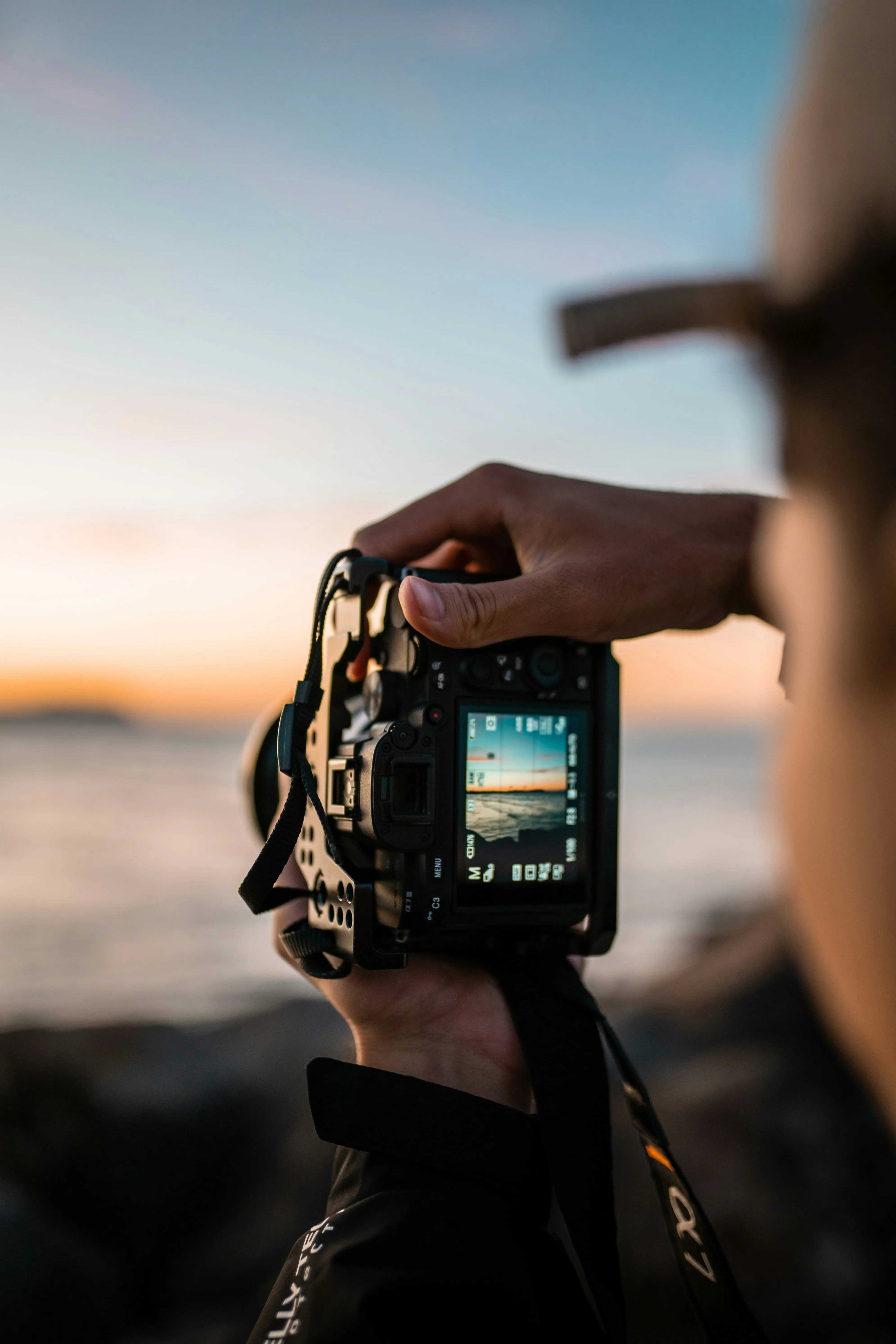 Camera op statief tijdens zonsondergang