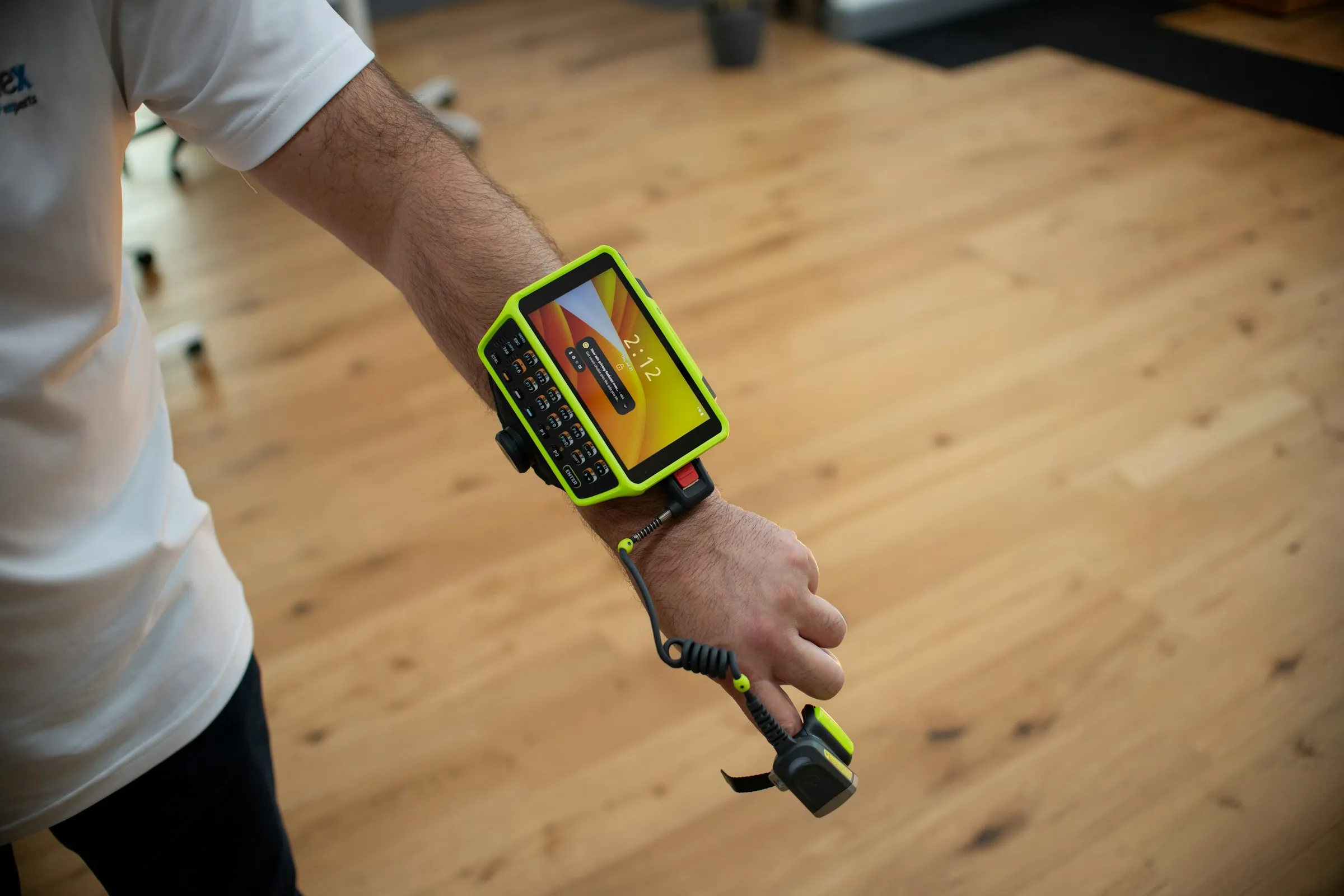 Magazijnmedewerker met een wearable scanner aan de pols