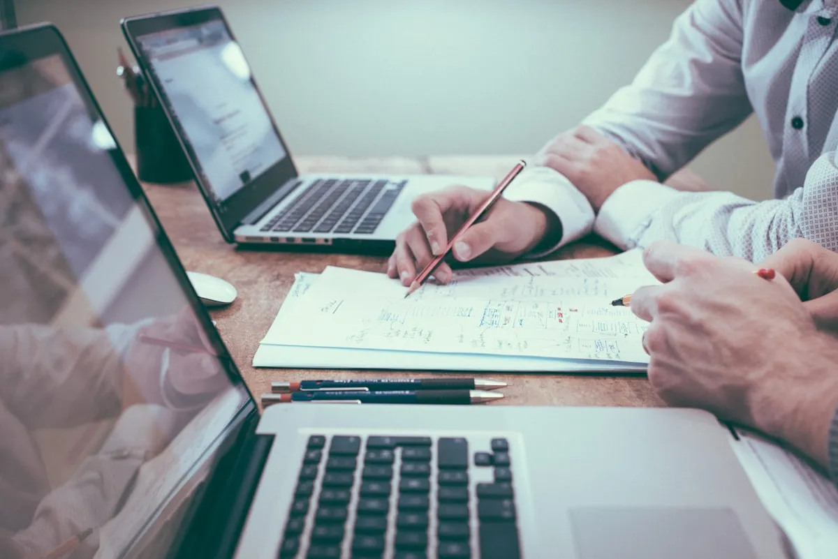Samenwerken met laptops en documenten