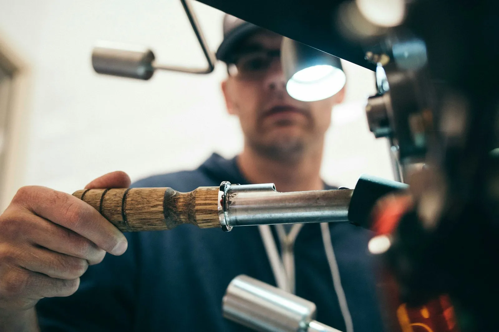 Revisie van een machineonderdeel in de werkplaats