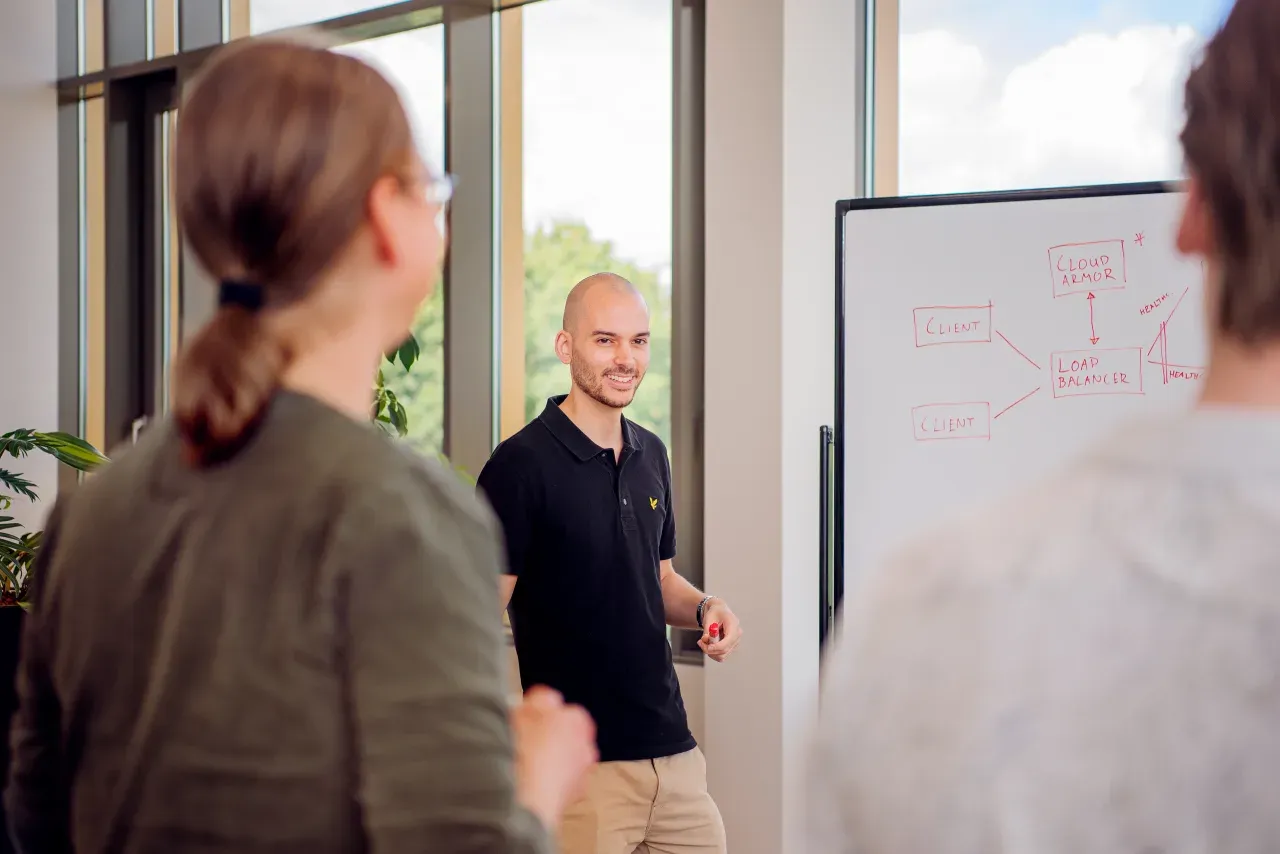 Twee collega's van Meierij IT nemen samen een schema op het whiteboard door