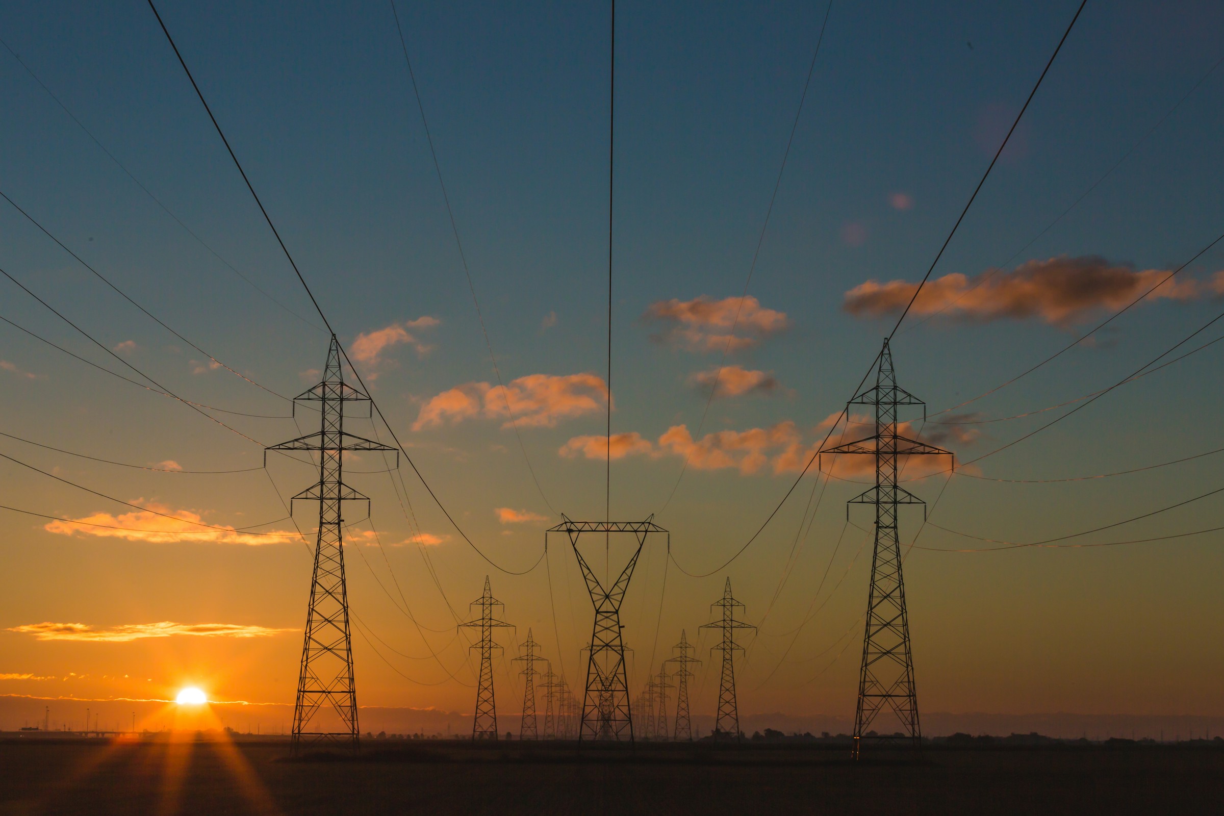 Hoogspanningsmasten en elektriciteitslijnen voor transport van elektriciteit op het hoogspanningsnet